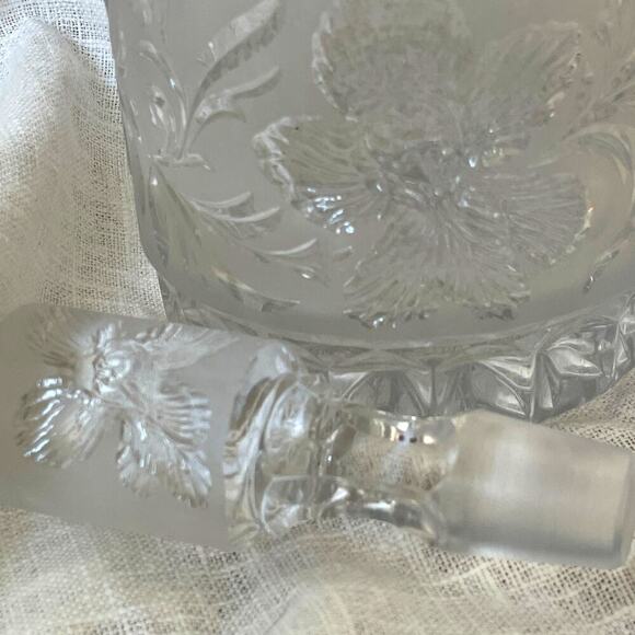 Vintage Etched Glass Decanter, Floral Design and Stopper – Mid-Century Barware - Picture 11 of 12